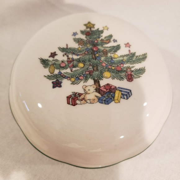 CHRISTMAS TREE TRINKET CANDY DISH with LID - PRESENTS & MISTLETOE - NIKKO JAPAN - Picture 6 of 7